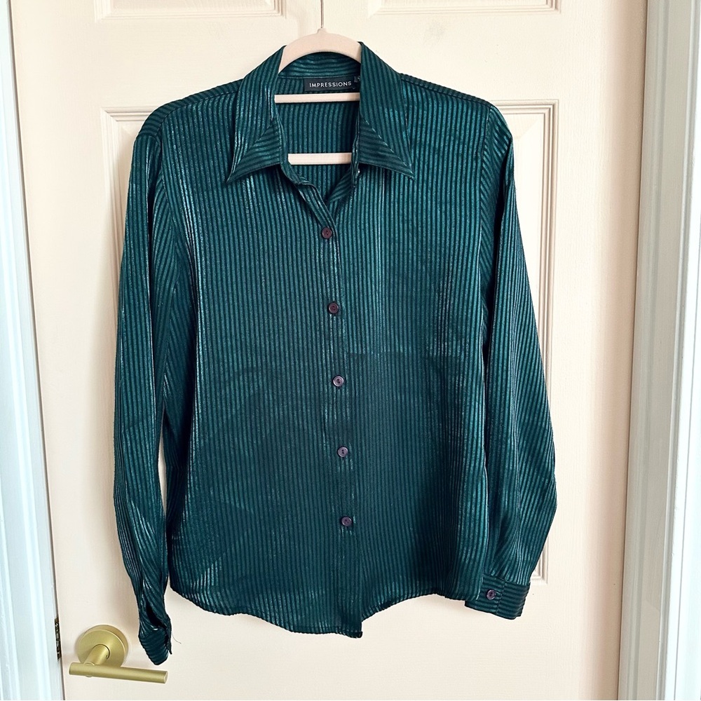 Shiny green impressions button up